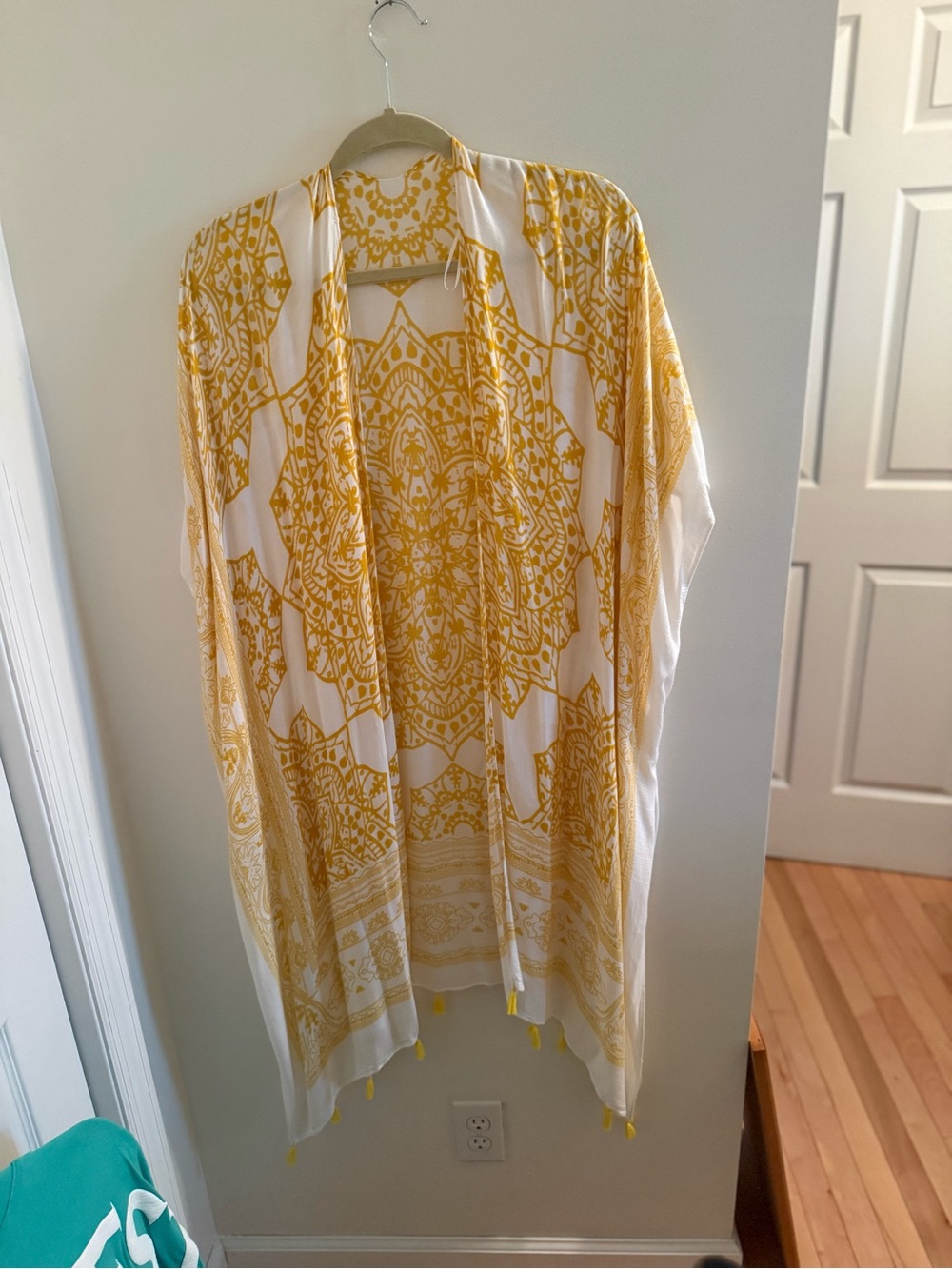 Yellow and White Decorative Throw/Wrap - Brand Unspecified